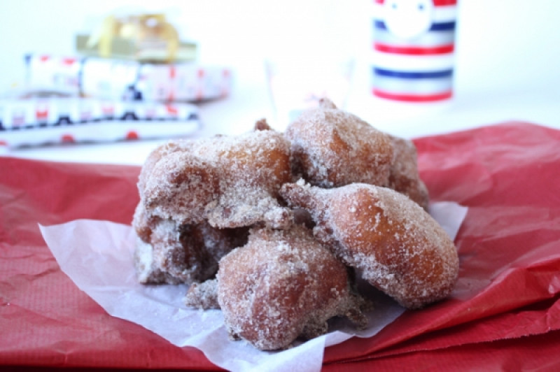 apple fritters plated