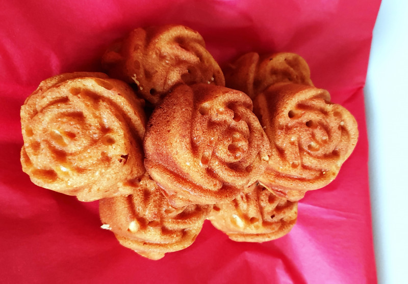 honey cakes with elderflower and lemon drizzle