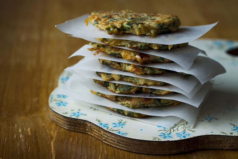 kohlrabi fritters with yoghurt dressing