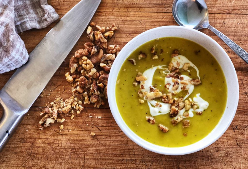 leek apple and turmeric soup