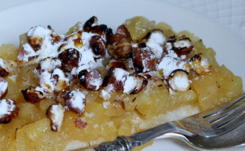 puff pastry with apple and hazelnuts