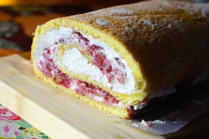 rhubarb sponge roulade