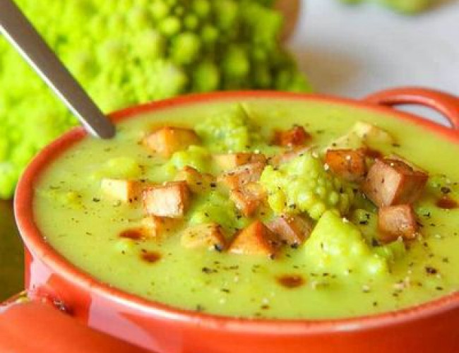 romanesco soup with croutons