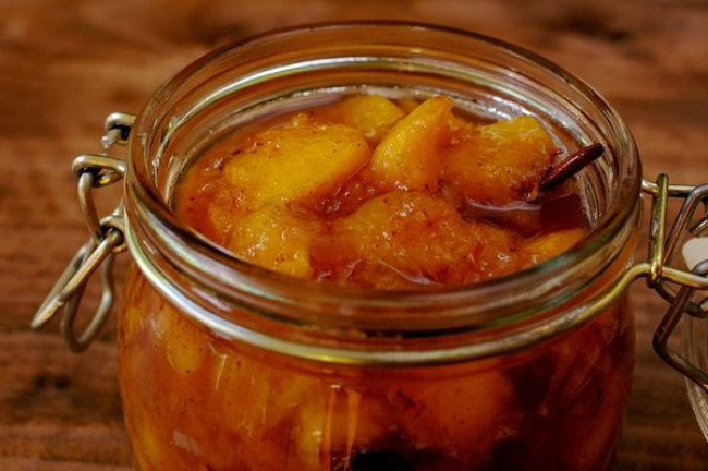 spicy peach chutney