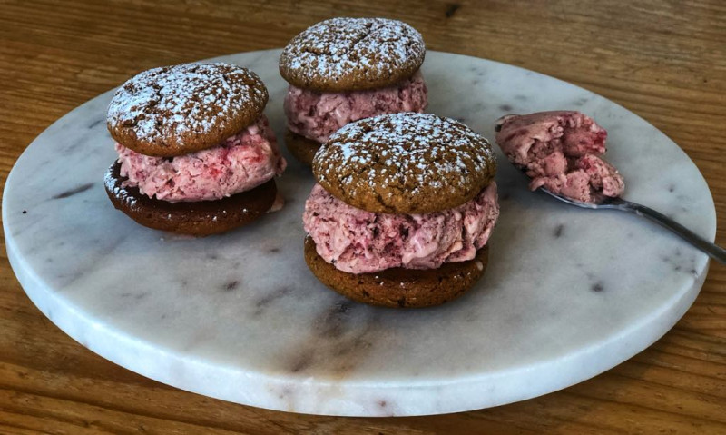 strawberry semifreddo gingernut cookie sandwiches