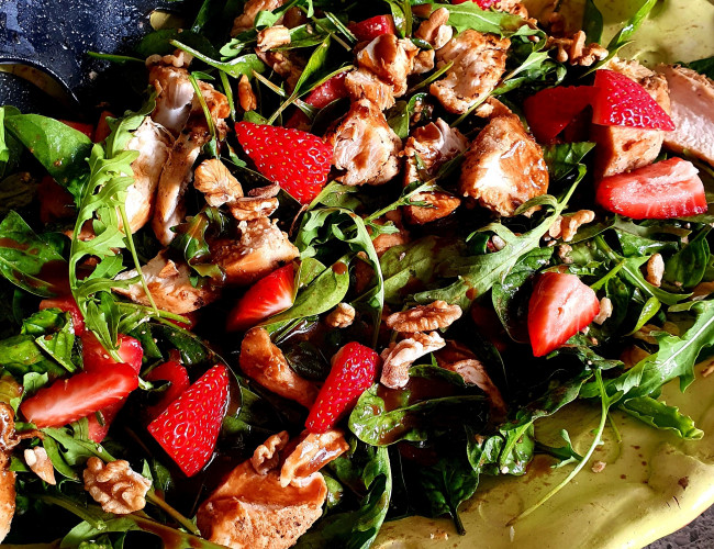 strawberry spinach walnut chicken salad